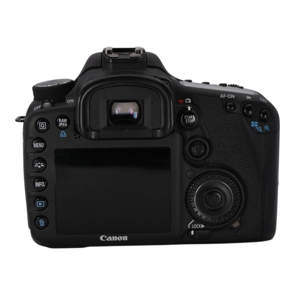 Canon 7D APS-C DSLR Camera w/ Canon EF-S 18-135mm f/3.5- 5.6 IS APS-C DSLR Lens
