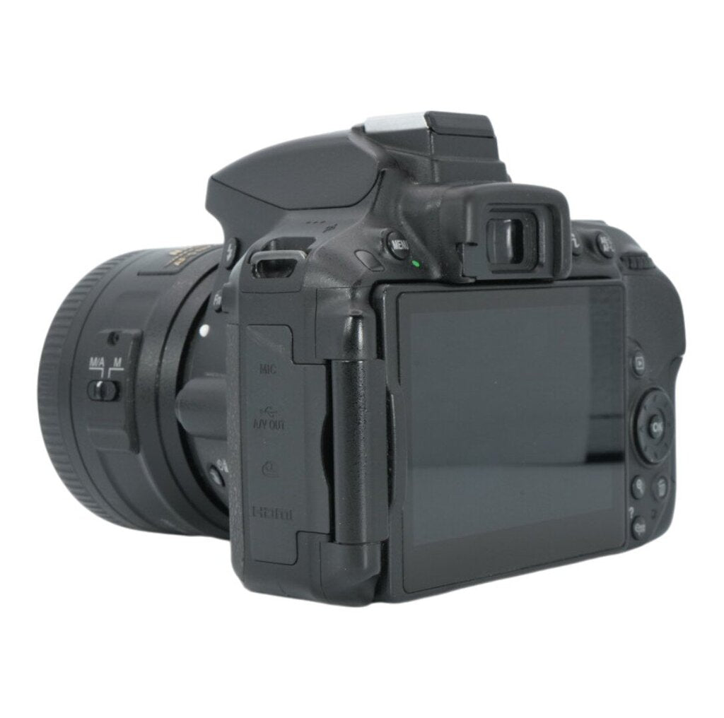 Nikon D5300 with Nikon AF-s DX 35mm f/1.8 G Lens